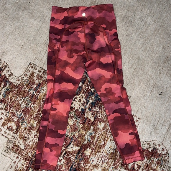 ATHLETA ULTIMATE STASH PRINTE 7/8 TIGHT CAMO LEGGINGS SIZE SMALL - Picture 6 of 9